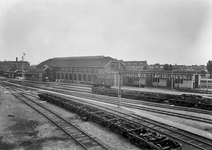 839711 Gezicht op het terrein van de hoofdwerkplaats van de N.S. te Haarlem.